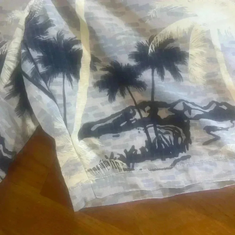 Tommy Bahama men’s medium swim trunks tie waist Velcro. Closure. Mesh lining.